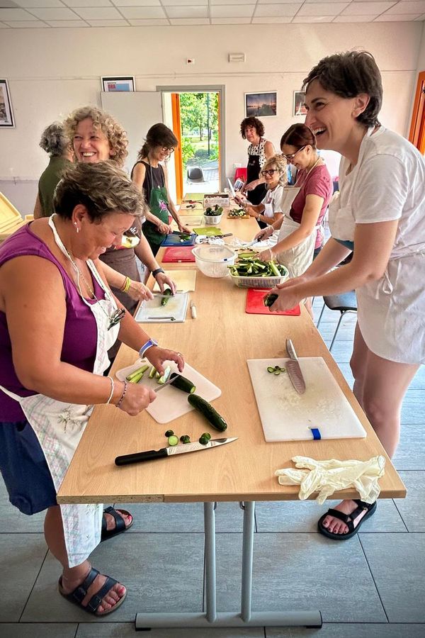 Si tagliano le verdure attorno a un lungo tavolo, fra una risata e l'altra.