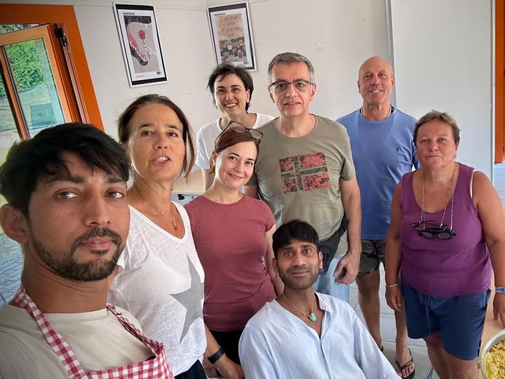 Un selfie di gruppo accanto alla teglia di riso.